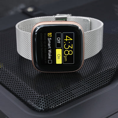 把你的 "Fitbit Versa 2" 更換不同風格的錶帶來配合不同的場合吧！