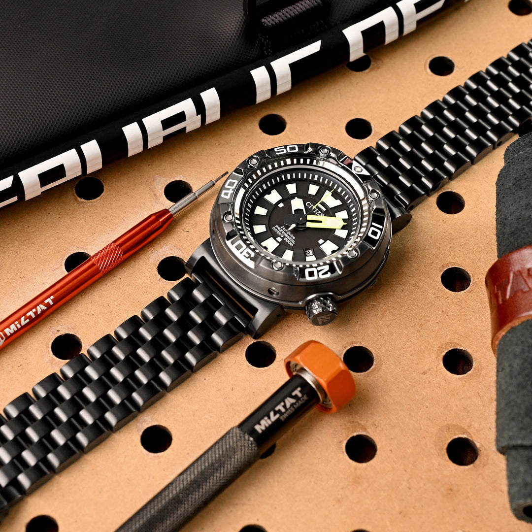 實心超級工程師-1 不鏽鋼DLC碳黑鋼錶帶 V形按鍵式雙鎖潛水錶帶扣