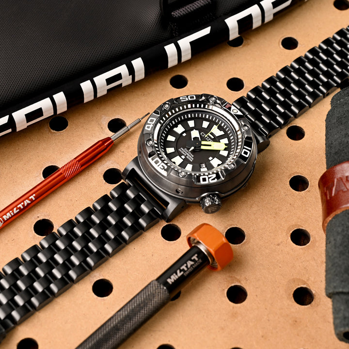 實心超級工程師-1 不鏽鋼DLC碳黑鋼錶帶 V形按鍵式雙鎖潛水錶帶扣